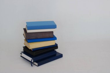 Beyaz arkaplanda izole kitap yığını