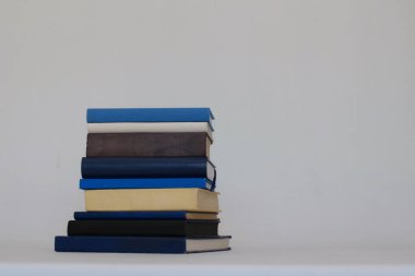 Beyaz arkaplan üzerine kitap yığını