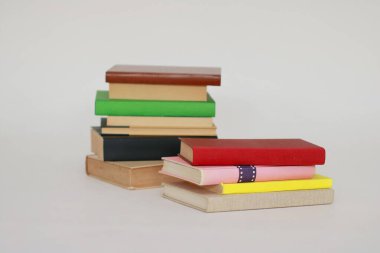 Beyaz arkaplan üzerine kitap yığını
