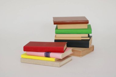 Beyaz arkaplan üzerine kitap yığını