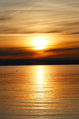 Denizin üzerinde güzel bir gün batımı