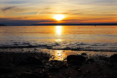 Baltık Denizi üzerinde renkli günbatımı