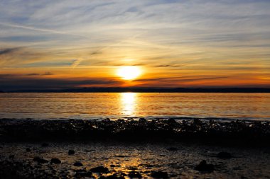 Gölün üzerinde gün batımı