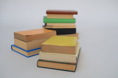 Beyaz arkaplan üzerine kitap yığını