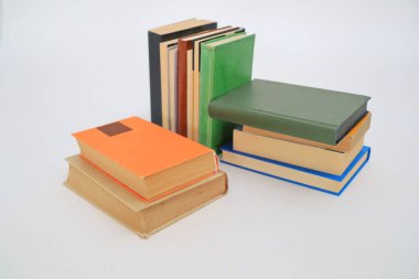 Beyaz arkaplanda izole kitap yığını.
