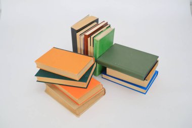 Beyaz arkaplan üzerine kitap yığını
