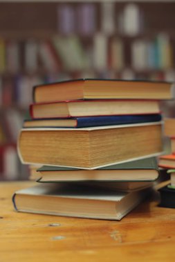 yığın kitap ahşap tablo