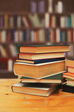 Masada yığınla kitap var.