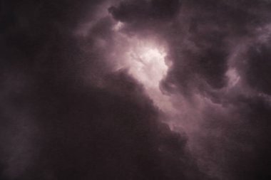Fırtınalı gökyüzünde kara bulutlar.