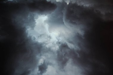 Gökyüzündeki kara bulutlar