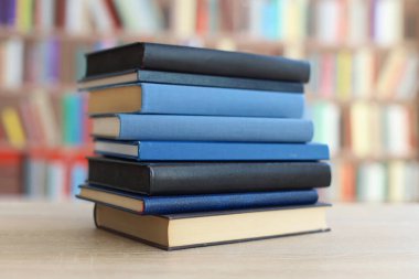 Tahta masadaki kitap yığını.