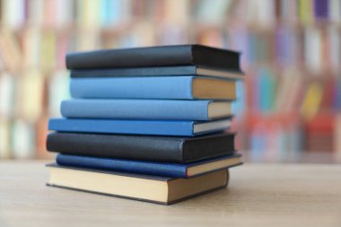Ahşap zemin üzerine kitap yığını