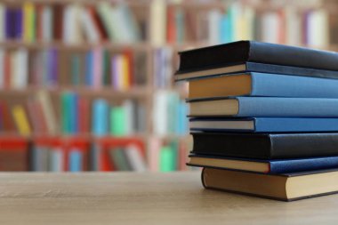 Kütüphanede kitap yığını