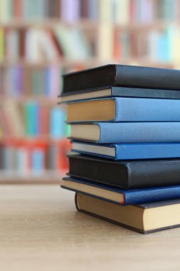 Kitaplar masanın üstünde. kitapların kitaplığı