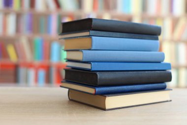 Ahşap zemin üzerine kitap yığını