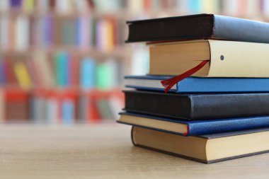 Tahta masadaki kitap yığını, eğitim geçmişi. Metin için boşluk
