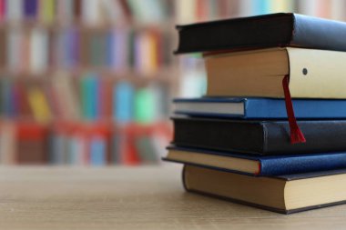 Tahta masadaki kitap yığını, eğitim geçmişi