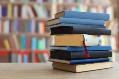 Ahşap zemin üzerine kitap yığını