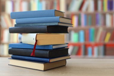Kütüphanenin önüne kitap yığını
