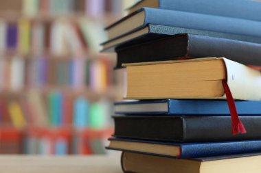 Kütüphanede kitap yığını