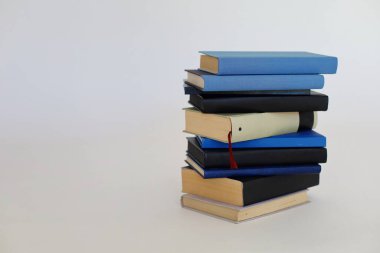 Beyaz arkaplan üzerine kitap yığını