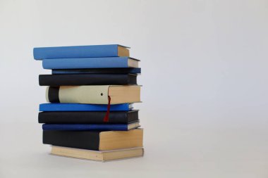 Beyaz arkaplan üzerine kitap yığını.