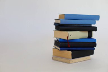 Beyaz arkaplan üzerine kitap yığını