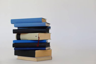 Beyaz arkaplan üzerine kitap yığını