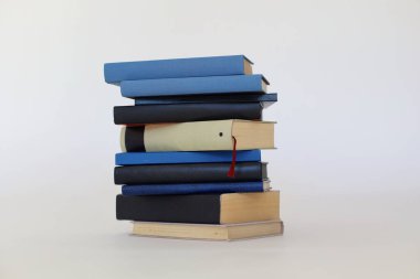 Beyaz arkaplan üzerine kitap yığını