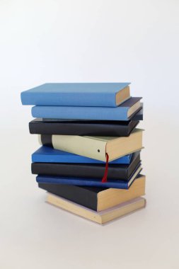 Beyaz arkaplanda izole kitap yığını