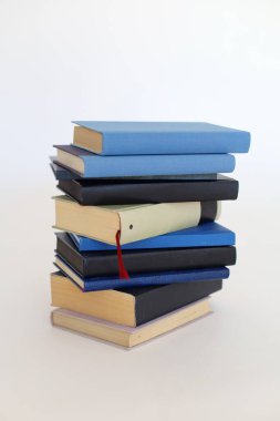 Beyaz arka plan üzerinde izole kitap yığını