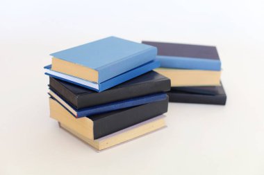 Beyaz arkaplan üzerine kitap yığını.