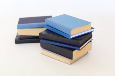 Beyaz arkaplan üzerine kitap yığını