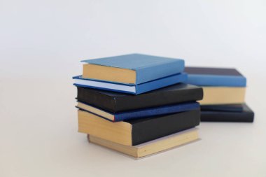Beyaz arkaplan üzerine kitap yığını