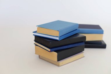 Beyaz arkaplan üzerine kitap yığını