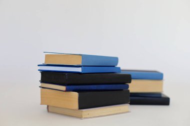 Beyaz arkaplan üzerine kitap yığını