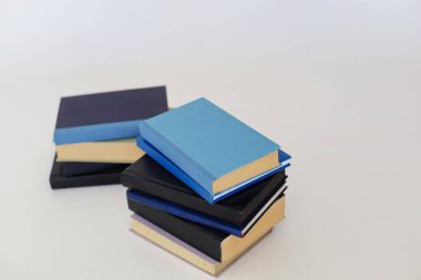 Beyaz arkaplan üzerine kitap yığını