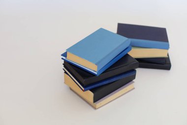 Beyaz arkaplan üzerine kitap yığını