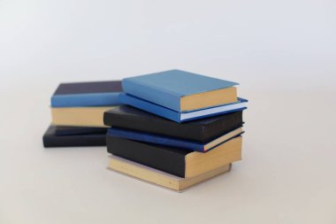 Beyaz arkaplan üzerine kitap yığını