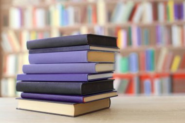 Kitaplar masada, yakın plan.