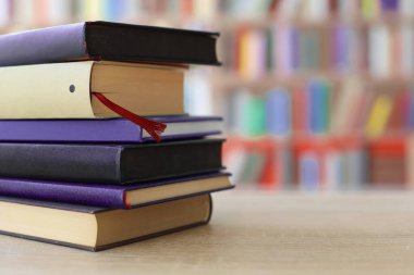 Kitaplar masanın üstünde.