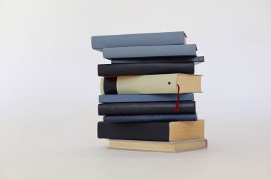 Beyaz arkaplan üzerine kitap yığını