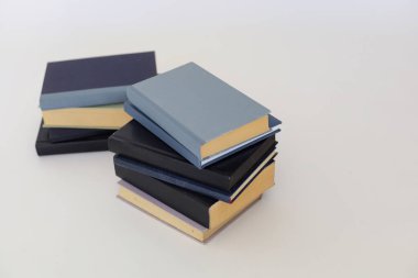 Beyaz arkaplan üzerine kitap yığını