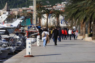 Makarska, Hırvatistan, 18.12.2023 Rıhtımda güzel ve güneşli bir gün