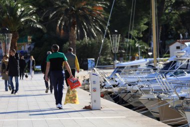 Makarska, Hırvatistan, 18.12.2023 Rıhtımda güzel ve güneşli bir gün