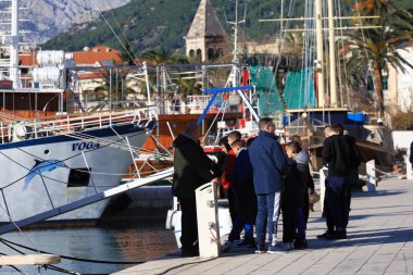 Makarska, Hırvatistan, 18.12.2023 Rıhtımda güzel ve güneşli bir gün