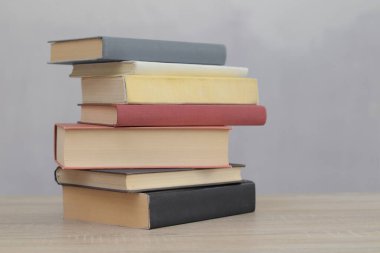 Ahşap zemin üzerine kitap yığını