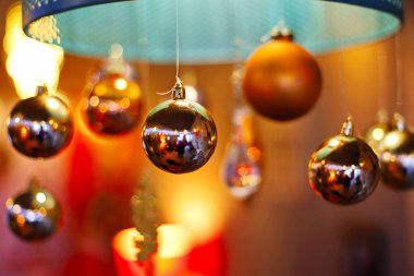 Yılbaşı süslemeleri ve yılbaşı ağacının arka planında ışıklar