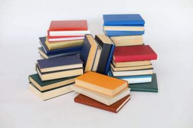 Beyaz üzerine kitap yığını