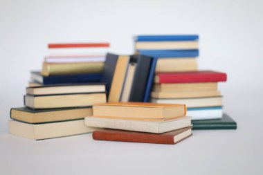 Beyaz arkaplan üzerine kitap yığını